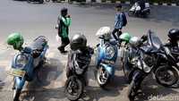 Trotoar yang seharusnya difungsikan bagi para pejalan kaki justru digunakan sebagai tempat parkir sejumlah kendaraan beroda dua.