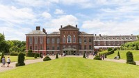 Di London, Istana Kensington menjadi tempat kelahiran dan rumah masa kecil Ratu Victoria. Saat ini Istana Kensington dijadikan sebagai tempat tinggal dan kantor bagi Duke dan Duchess of Cambridge. Istimewa/mychadre77/Getty Images.