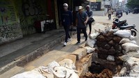 Selain menjadi tempat parkir kendaraan, ada pula trotoar yang sebagian lahannya tak dapat digunakan karena adanya proyek galian.