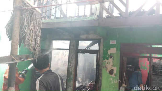 Asap tebal masih terlihat di lokasi