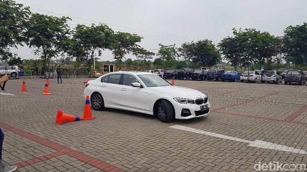 Mencoba fitur 'Reversing Assistant' BMW Seri 3