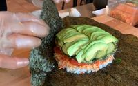 Pencinta Sushi, Mau Coba Sushi Goreng Jumbo Isi Kepiting dan Tuna?