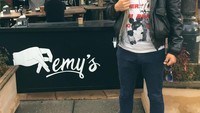 Salah satu aktor di Crazy Rich Asians ini ternyata juga punya kafe. Namanya persis nama aslinya, Remys. Foto: Instagram remyhii