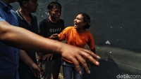 Ekspresi warga yang melihat rumahnya terbakar.