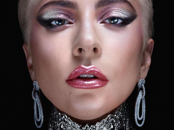 Lady Gaga pakai anting karya Rinaldy A. Yunardi. (Foto: Instagram/@ladygaga) Lady Gaga pakai anting karya Rinaldy A. Yunardi. (Foto: Instagram/@ladygaga)