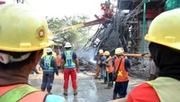 Salah satu tiang penyangga Tol BORR Seksi IIIA tersebut ambruk karena tidak kuat menahan coran yang masih basah.