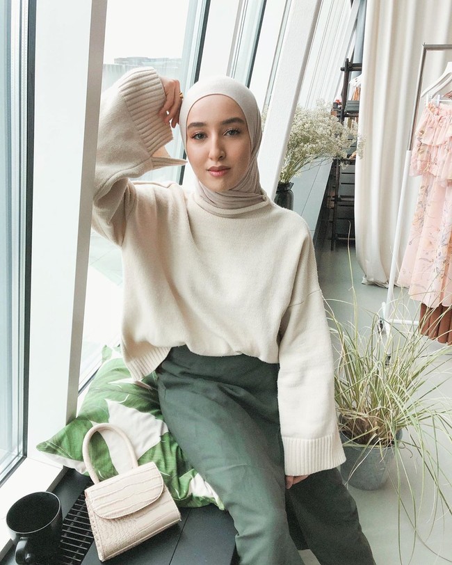 Dalam wawancara dengan Vogue, Imane menceritakan keputusannya berhijab bukan paksaan dari kedua orangtuanya yang berasal dari Maroko. Aku mempertanyakan banyak hal dan mencoba menemukan jawabannya. Dan aku jatuh cinta dengan agamaku. Aku ingin lebih berkomitmen dan menunjukkan cintaku pada Allah, jadi aku merasa hijab adalah pilihan yang tepat, katanya. Foto: Instagram @fashionwithfaith