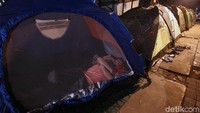 Deretan tenda para pencari suaka berjejer di atas trotoar jalan Kebon Sirih, Jakarta Pusat, Rabu (10/7/2019).