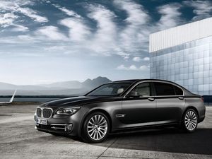 Bukan Presiden Juga Bisa Beli Mobil Anti-peluru BMW