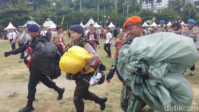 Bawa Merah Putih Saat Terjun Payung, Brigadir Martha Jadi Perhatian