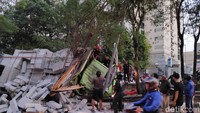 Truk yang mengalami kecelakaan itu membawa hebel atau bata ringan.