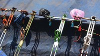 Dalam arena perlombaan, pasangan kambing akan diadu dengan pasangan lainnya. Tidak lupa, kambing-kambing ini dilengkapi beberapa peralatan, antara lain jepitan telinga, rekeng (sejenis bandulan tapi terpaku), kaleles (rangka kayu yang diikatkan ke badan kambing), kalonongan (terbuat dari kaleng kecil biasanya bekas dari korek api).