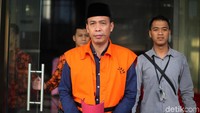 Zainudin nampak mengenakan rompi oranye KPK dan kopiah hitam saat meninggalkan gedung KPK, Jakarta.
