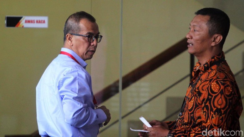KPK Cecar Emirsyah Satar soal Penggunaan Puluhan Rekening di Luar Negeri KPK Cecar Emirsyah Satar soal Penggunaan Puluhan Rekening di Luar Negeri