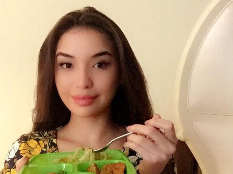Heboh Foto Sambil Pegang Rokok, Manohara Ternyata Penggemar Makanan Vegan