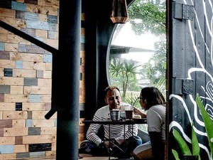 5 Tempat Makan Lesehan di Jakarta Barat Ini Cocok Buat Bareng Teman