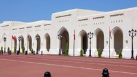Istana Al Alam dihiasi taman bunga. Meski memiliki bentuk arsitektur dan taman yang menawan pengunjung tidak diperbolehkan memasuki tempat tersebut. Istimewa/pepj/ Getty Images.