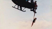 Dalam film True Lies, Arnold Schwarzenegger dan Jamie Lee Curtis melakukan adegan berbahaya tanpa stunt man. Dalam film tersebut, pemerintah harus mengeluarkan lebih dari 100 ribu USD untuk pilot dan lainnya. Dok. Ist
