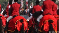 Jokowi melakukan inspeksi pasukan.