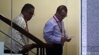 Emirsyah terlihat didampingi pengacaranya, Luhut Pangaribuan saat diperiksa KPK.