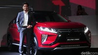 Mobil ini sangat mempesona maka mobil ini mendapatkan penghargaan Car Of the year dari Jepang. Tentunya desain cantik ini dapat meningkatkan kepercayaan diri anda, kata Nakamura.