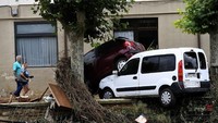 Penampakan dua buah mobil yang bertindihan dan menabrak pagar pembatas usai diterjang banjir di Kota Tafalla, Navarra, Spanyol. Eloy Alonso/Reuters.