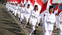 Parade pasukan Paskibra meramaikan acara ini.