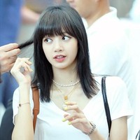 Tapi saat bertolak ke kampung halamannya di Thailand pada Rabu (10/7/2019), ia terlihat mewarnai rambutnya jadi hitam. Rapper berusia 22 tahun ini pun dipuji makin cantik dan imut oleh K-netz. Foto: Dok. Koreaboo