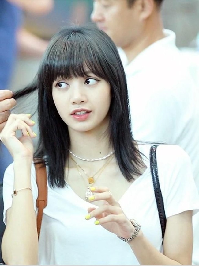 Tapi saat bertolak ke kampung halamannya di Thailand pada Rabu (10/7/2019), ia terlihat mewarnai rambutnya jadi hitam. Rapper berusia 22 tahun ini pun dipuji makin cantik dan imut oleh K-netz. Foto: Dok. Koreaboo