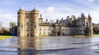Istana ini adalah kediaman resmi anggota kerajaan di Skotlandia, Istana Palace of Holyroodhouse. Ratu Elizabeth II dan Pangeran Philip pernah menerima 8.000 tamu di tempat ini. Istimewa/theasis/Getty Images.