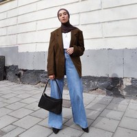 Outfit berwarna agak cerah yang sering terlihat di foto-foto gaya busananya bisa jadi adalah celana denim. Gaya Imane memadukan celana kulot denim dengan blazer kotak-kotak cokelat dan kaus putih ini bisa jadi inspirasi untuk tampilan casual - formal ke kantor. Foto: Instagram @fashionwithfaith