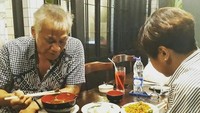 Tio begitu serius menikmati hidangan di depannya dengan sumpit ditangannya. Foto: Istimewa