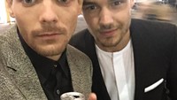 Louis ini punya kebiasaan yang unik lho. Ia pernah menikmati makanannya di atas jendela, dengan kaki yang menjulur ke atas genteng. Foto: Istimewa