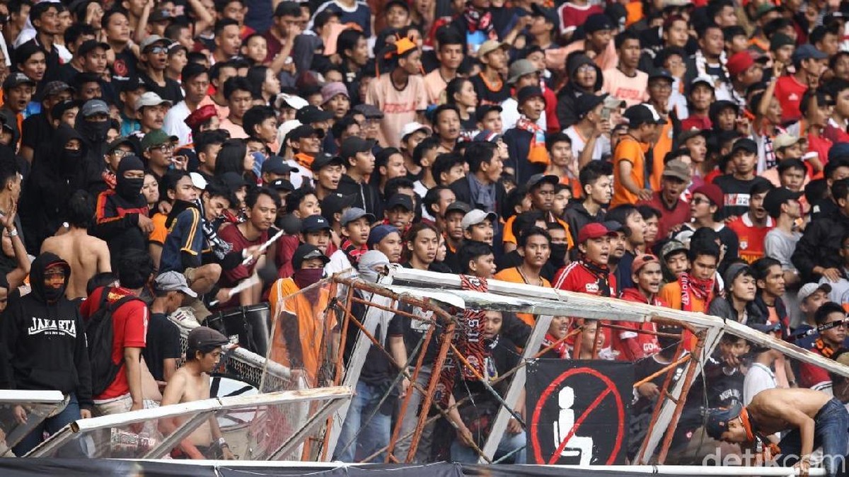 Pagar stadion dirubuhkan The Jakmani saat laga kontra Persib Bandung (Rifkianto Nugroho/detikSport)