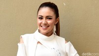 Baby Shima terlihat cantik menawan dengan dress berwarna putih. Pool/Noel/detikFoto.