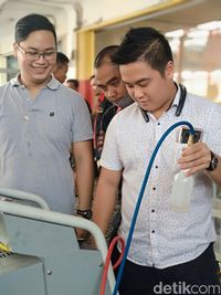 Thayne Finsenda Lika mengecek sendiri kondisi AC mobil pelanggannya