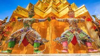 Istana Grand Palace tak hanya menjadi kediaman raja tetapi juga menjadi rumah bagi Kuil Buddha Zamrud atau umumnya dikenal sebagai Wat Phra Kaew. Istimewa/Dok. Getty Images.