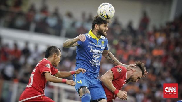 Bojan Malisic (tengah) penentu kemenangan Persib atas Persija di kandang pada musim lalu.