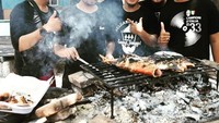 Lagi-lagi makan bareng anggota Shift atau lebih dikenal dengan Pemuda Hijrah. Kali ini suami Ustazah Haneen itu terlihat sedang membakar ikan. Foto: Instagram hanan_attaki