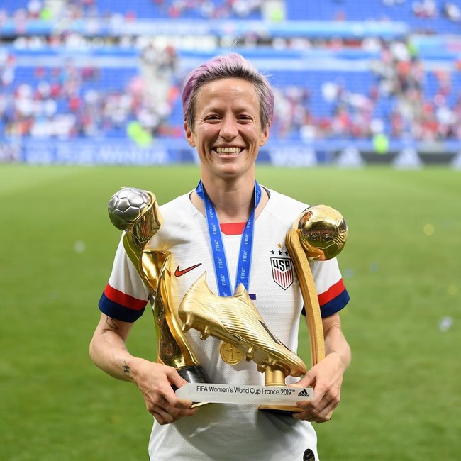 Sebagai gelandang sekaligus co-captain, Megan Rapinoe berhasil membawa timnas Amerika Serikat menjuarai FIFA Piala Dunia Wanita 2019. Tak hanya menguasai lapangan, Megan pun berusaha melawan diskriminasi terhadap pemain wanita dalam dunia sepakbola. Foto: Instagram @mrapinoe
