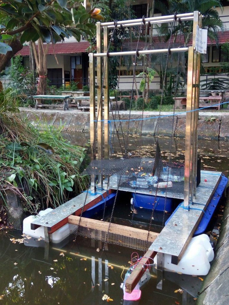 Mahasiswa ITS Rancang Alat Pembersih Sampah Otomatis di Sungai Mahasiswa ITS Rancang Alat Pembersih Sampah Otomatis di Sungai