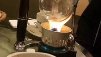 Wah, apa ya nama alat teknik manual brew yang dipakai pendiri Shift ini? Yang jelas ia menulis, Kopi, cara lain utk bisa senyum. Drpd mikirin sesuatu yg bikin nyesek. Foto: Instagram hanan_attaki