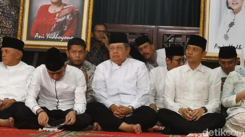Tahlilan 40 Hari Ani Yudhoyono Digelar di Cikeas, Zulhas hingga Yusril Hadir Tahlilan 40 Hari Ani Yudhoyono Digelar di Cikeas, Zulhas hingga Yusril Hadir