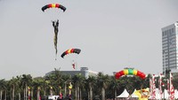 Selain atraksi terjun payung, HUT Bhayangkara ini juga diramaikan oleh atraksi flypass 7 helikopter dari Kor Polairud.
