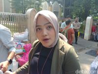 Cindy Cs Beri Makanan hingga Masker ke Pencari Suaka di Trotoar Kebon Sirih