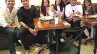 Hangout bareng di suatu kafe, Tio merangkul sahabat-sahabat yang ada di sampingnya. Foto: Istimewa