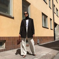 Memakai warna netral tak selalu membosankan. Kamu bisa memberikan sentuhan berbeda pada tampilan kamu dengan menambahkan item yang unik. Seperti yang dilakukan Imane ini dengan menenteng tas bola-bola kayu. Foto: Instagram @fashionwithfaith