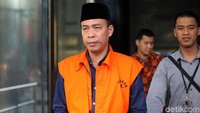 Anggota DPRD Lampung Tengah, Zainudin, meninggalkan gedung KPK usai menjalani pemeriksaan, Rabu (10/7/2019).