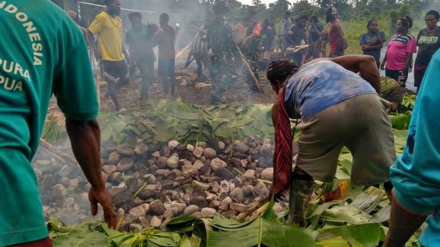 Suka Cita Warga Kampung di Mimika Sambut Bakti TNI