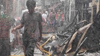 Api cepat merambat karena rumah yang terbakar saling berdempetan.